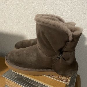 Women’s UGG boots like new!